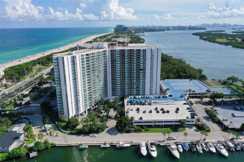 Condo in Sunny Isles Beach, Florida, 2 bedrooms  № 1355085 - photo 2