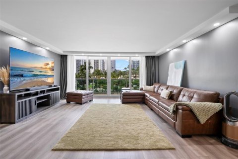 Condo in Sunny Isles Beach, Florida, 2 bedrooms  № 1355085 - photo 25