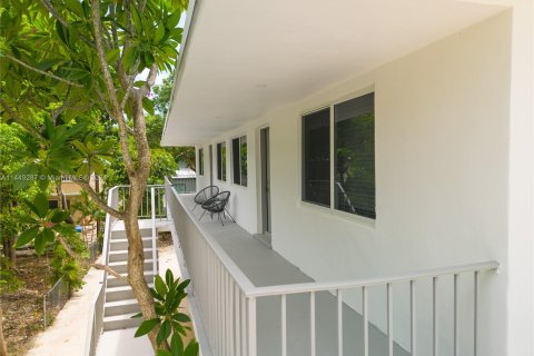 House in Tavernier, Florida 5 bedrooms № 1094705 - photo 2