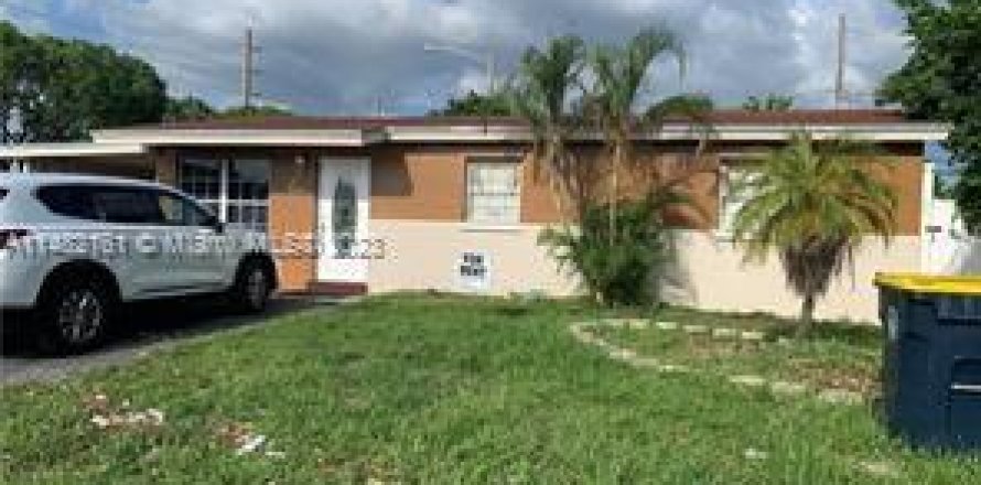 House in Dania Beach, Florida 3 bedrooms, 130.71 sq.m. № 827037