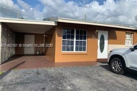 House in Dania Beach, Florida 3 bedrooms, 130.71 sq.m. № 827037 - photo 9