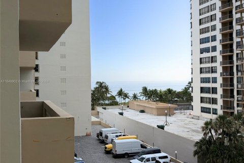 Condominio en venta en Bal Harbour, Florida, 2 dormitorios, 124.67 m2 № 1332668 - foto 17