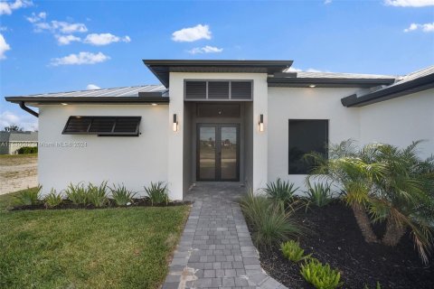 Villa ou maison à vendre à Cape Coral, Floride: 4 chambres, 186.64 m2 № 1000198 - photo 1