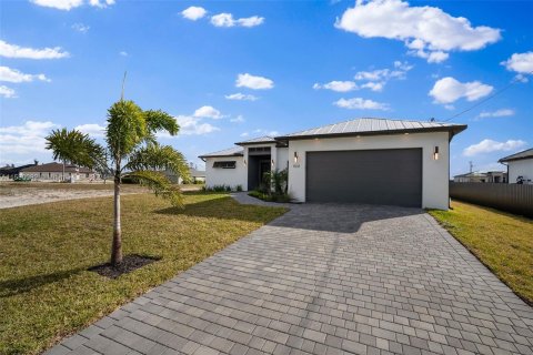 Villa ou maison à vendre à Cape Coral, Floride: 4 chambres, 186.64 m2 № 1000198 - photo 2