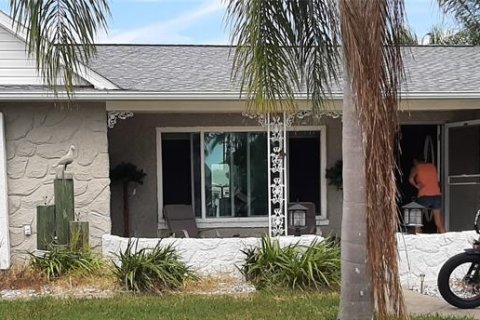 House in Hudson, Florida 2 bedrooms, 168.06 sq.m. № 1393308 - photo 1