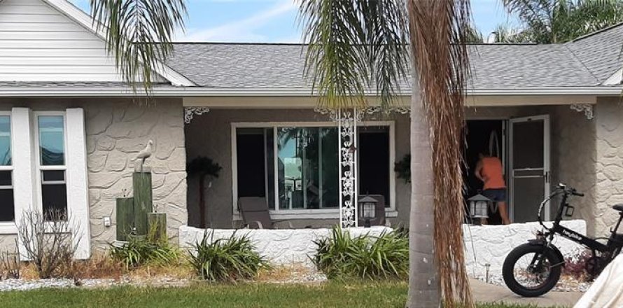 House in Hudson, Florida 2 bedrooms, 168.06 sq.m. № 1393308