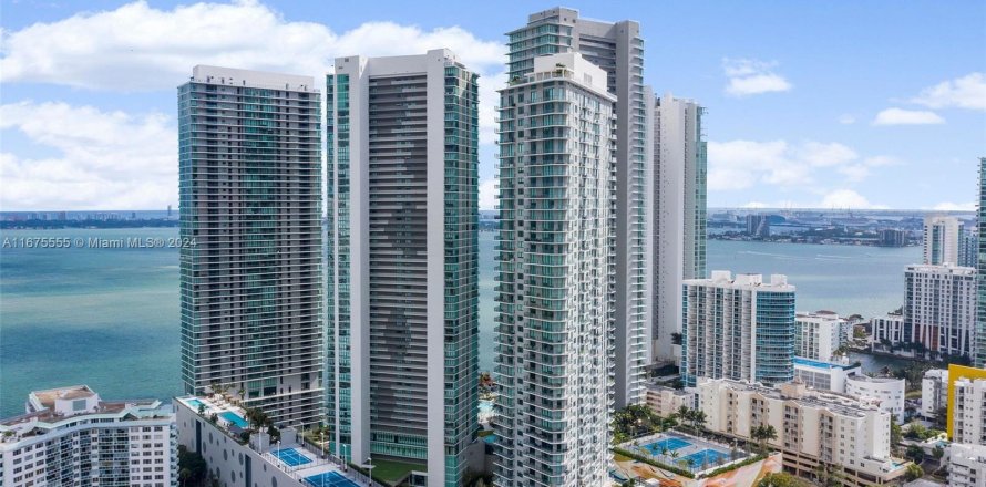 Condominio en Miami, Florida, 1 dormitorio  № 1399547