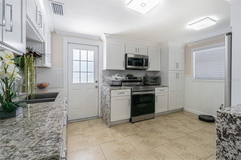 Commercial property in Tampa, Florida 6 bedrooms, 200.85 sq.m. № 1352785 - photo 17