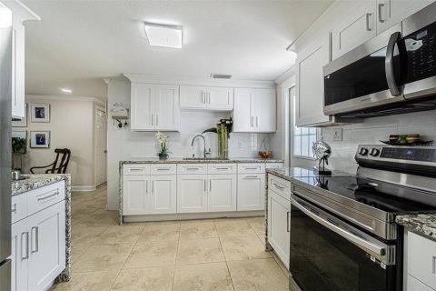 Commercial property in Tampa, Florida 6 bedrooms, 200.85 sq.m. № 1352785 - photo 18