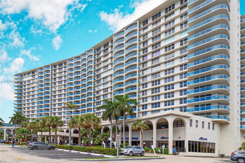 Condo in Hollywood, Florida, 1 bedroom  № 1104295 - photo 1