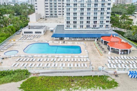 Condominio en venta en Sunny Isles Beach, Florida, 38.09 m2 № 778936 - foto 18