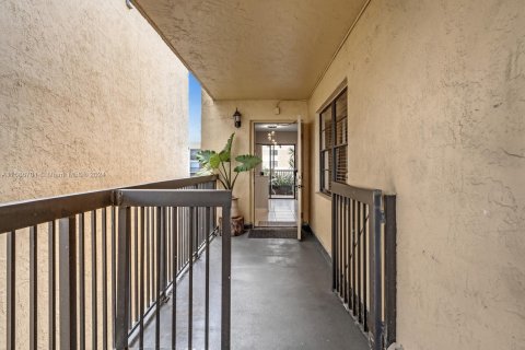 Condominio en venta en Lauderhill, Florida, 2 dormitorios, 111.48 m2 № 1173814 - foto 1
