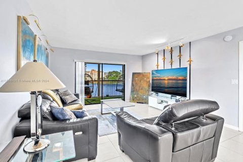 Condominio en venta en Lauderhill, Florida, 2 dormitorios, 111.48 m2 № 1173814 - foto 14