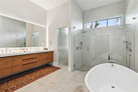 House in Coral Gables, Florida 5 bedrooms, 441.75 sq.m. № 862022 - photo 26