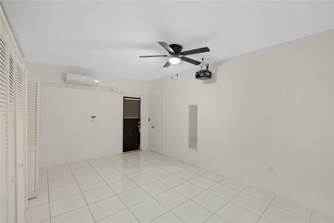 House in Miami, Florida 4 bedrooms, 185.34 sq.m. № 1116745 - photo 17