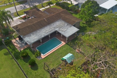 House in Miami, Florida 4 bedrooms, 185.34 sq.m. № 1116745 - photo 10