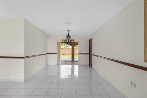 House in Miami, Florida 4 bedrooms, 185.34 sq.m. № 1116745 - photo 21