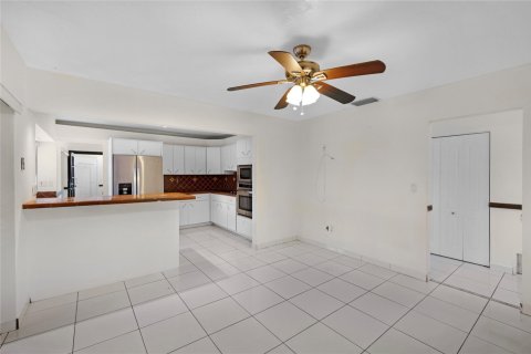 House in Miami, Florida 4 bedrooms, 185.34 sq.m. № 1116745 - photo 30