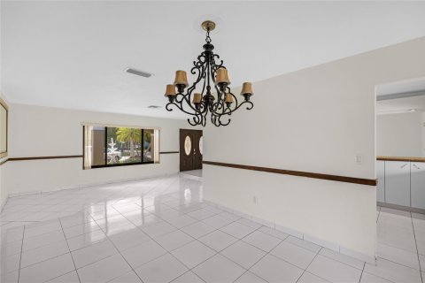 House in Miami, Florida 4 bedrooms, 185.34 sq.m. № 1116745 - photo 24