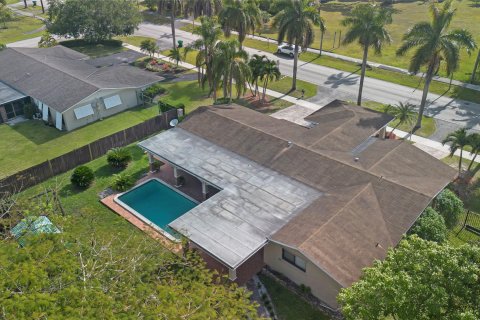 House in Miami, Florida 4 bedrooms, 185.34 sq.m. № 1116745 - photo 7