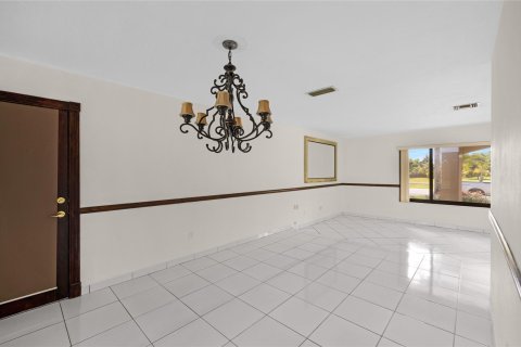 House in Miami, Florida 4 bedrooms, 185.34 sq.m. № 1116745 - photo 25