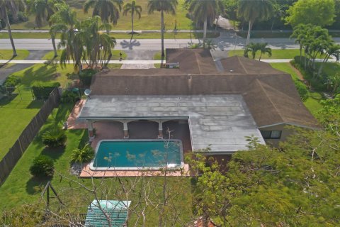 House in Miami, Florida 4 bedrooms, 185.34 sq.m. № 1116745 - photo 8