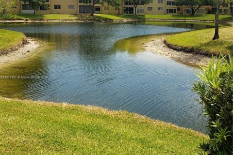 Condo in Tamarac, Florida, 2 bedrooms  № 1138911 - photo 1