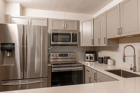 Condo in Plantation, Florida, 1 bedroom  № 1400004 - photo 7