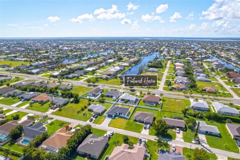 Casa en venta en Cape Coral, Florida, 3 dormitorios, 173.63 m2 № 1400003 - foto 2