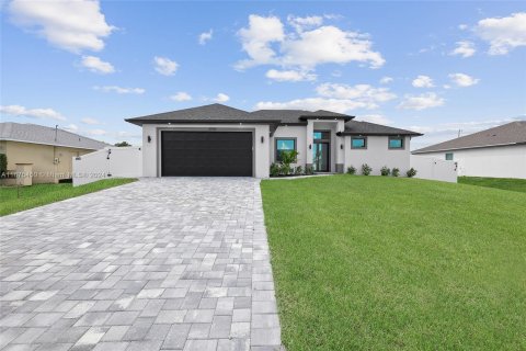 House in Cape Coral, Florida 3 bedrooms, 173.63 sq.m. № 1400003 - photo 30