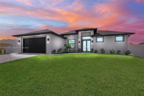 Casa en venta en Cape Coral, Florida, 3 dormitorios, 173.63 m2 № 1400003 - foto 1