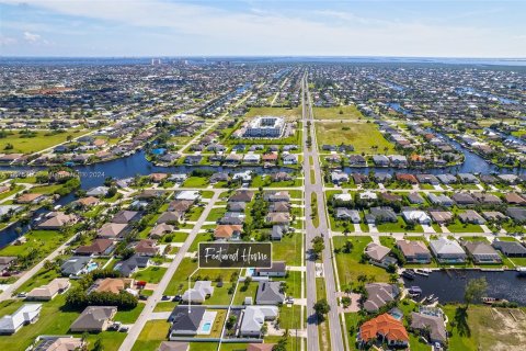 House in Cape Coral, Florida 3 bedrooms, 173.63 sq.m. № 1400003 - photo 26