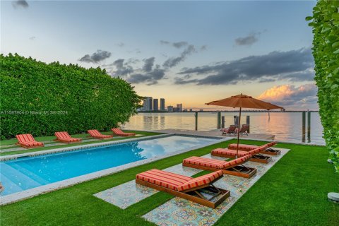 Casa en venta en Miami, Florida, 5 dormitorios, 525.73 m2 № 1206085 - foto 1