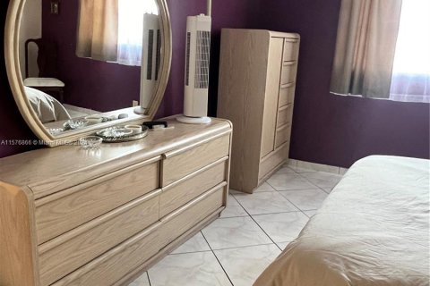 Condo in Lauderdale Lakes, Florida, 1 bedroom  № 1154896 - photo 11