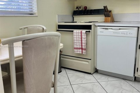 Condo in Lauderdale Lakes, Florida, 1 bedroom  № 1154896 - photo 24