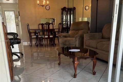 Condo in Lauderdale Lakes, Florida, 1 bedroom  № 1154896 - photo 5