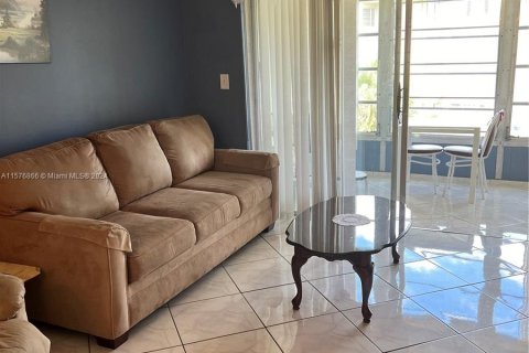 Condominio en venta en Lauderdale Lakes, Florida, 1 dormitorio, 71.35 m2 № 1154896 - foto 3