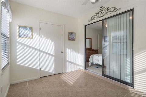 Condo in Zephyrhills, Florida, 2 bedrooms  № 1442703 - photo 4