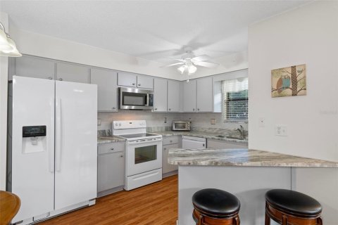 Condo in Zephyrhills, Florida, 2 bedrooms  № 1442703 - photo 10