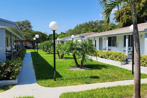 Villa ou maison à louer à Hollywood, Floride: 2 chambres, 74.32 m2 № 617890 - photo 5