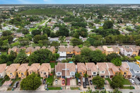 Townhouse in Florida City, Florida 3 bedrooms, 141.86 sq.m. № 1412236 - photo 3