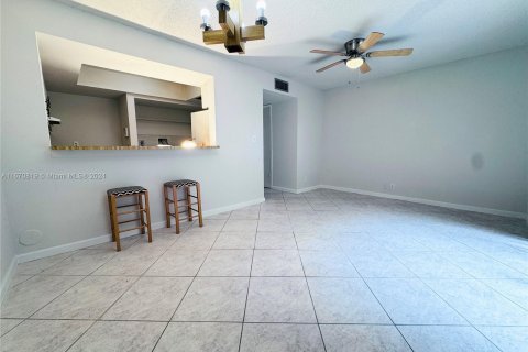 Condo in Plantation, Florida, 2 bedrooms  № 1412237 - photo 7