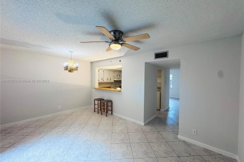 Condo in Plantation, Florida, 2 bedrooms  № 1412237 - photo 8