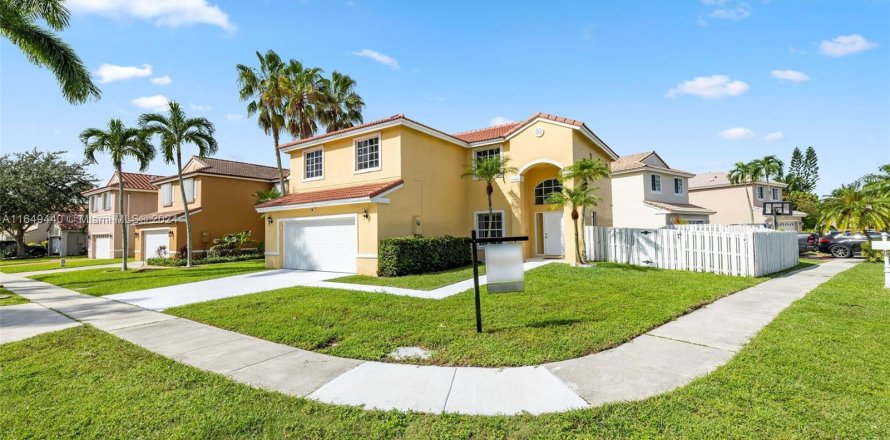 Villa ou maison à Pembroke Pines, Floride 4 chambres, 205.87 m2 № 1386073