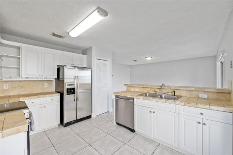 Villa ou maison à vendre à Pembroke Pines, Floride: 4 chambres, 205.87 m2 № 1386073 - photo 16