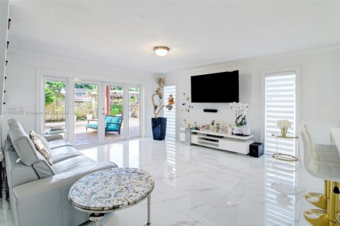 Casa en venta en Miami, Florida, 6 dormitorios, 264.86 m2 № 1386074 - foto 8