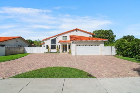 Villa ou maison à vendre à Miami, Floride: 6 chambres, 264.86 m2 № 1386074 - photo 1