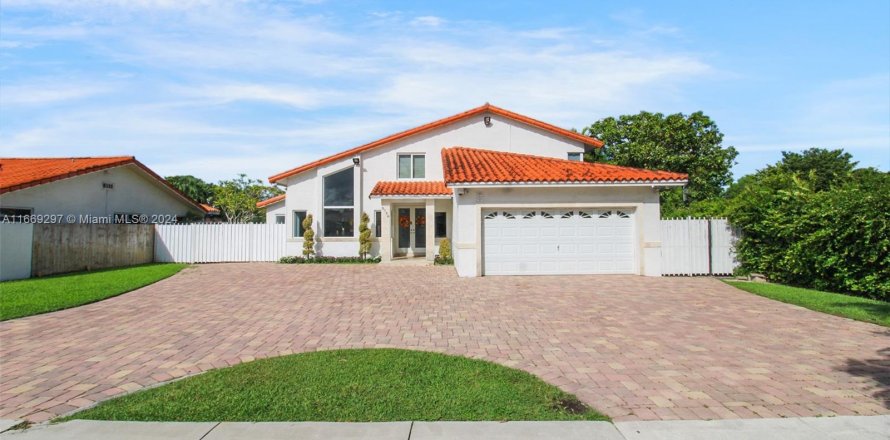 House in Miami, Florida 6 bedrooms, 264.86 sq.m. № 1386074