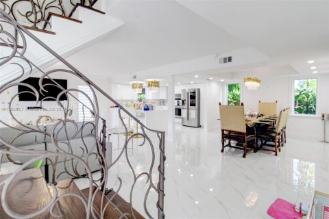 Villa ou maison à vendre à Miami, Floride: 6 chambres, 264.86 m2 № 1386074 - photo 25