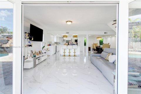 House in Miami, Florida 6 bedrooms, 264.86 sq.m. № 1386074 - photo 27